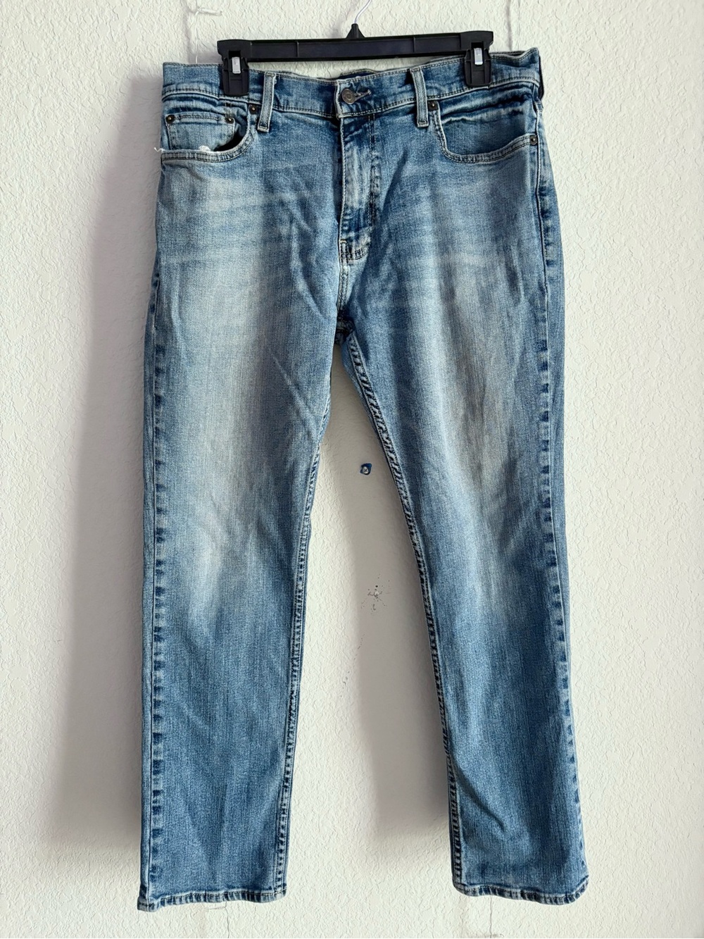Hollister Men's Light Wash Blue Jeans - Classic Straight Fit